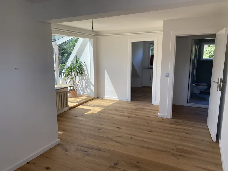 Erstbezug 3 Zi Dachgeschosswohnung mit wundervollem Wintergarten — photo 1